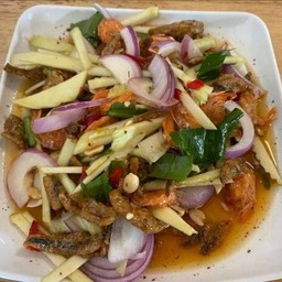 ยำมะม่วงปลากรอบ