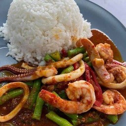 ผัดพริกแกงทะเลราดข้าว (กุ้ง ปลาหมึก)