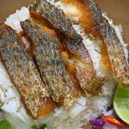 ข้าวหน้าปลานิลแกะ +ยำมะม่วง