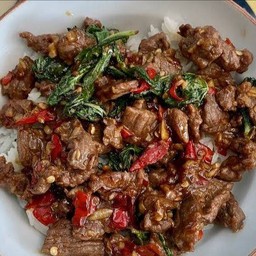 ข้าวกระเพราเนื้อโคขุนโพนยางคำแท้