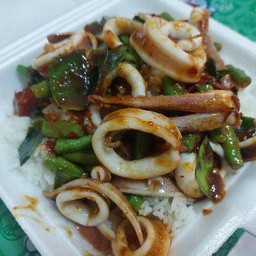 พริกแกงปลาหมึกราดข้าว
