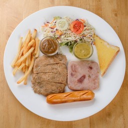 สเต็กหมู+แฮม+ไส้กรอกรมควัน