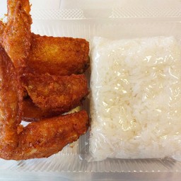 ปีกไก่ทอด 3 ชิ้น + ข้าวเหนียว 1 ห่อ