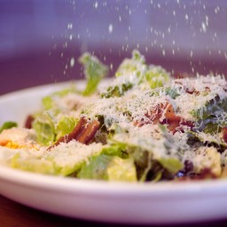 ซีซาร์สลัด ใส่อิตาเลียนเบค่อนที่หมักนาน 30 วัน