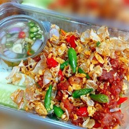 ข้าวหมูแดดเดียวทอดกระเทียมพริกสด