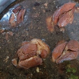 หัวหมูต้มหน้าศาลตากสิน