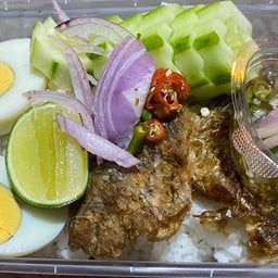 ข้าวปลาแกะ (ปลานิล+ไข่ต้ม)