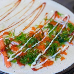 ยำสาหร่าย ปูอัด ไข่กุ้ง ราดซอมะเขือเทศ มายองเนส แป้งวนิลา