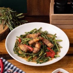 ผัดกะเฉดหมูกรอบ