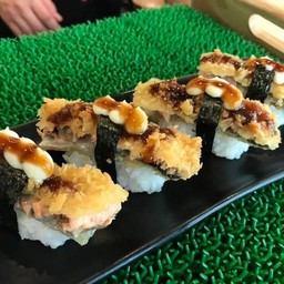 ข้าวปั้นหน้าหนังปลาแซลมอนทอดกรอบ