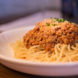 สปาเก็ตตี้เนื้อเคี่ยวในซอสมะเขือเทศ