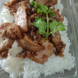 ข้าวหมูกระเทียม