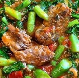 ผัดคะน้าปลากระป๋อง(ราดข้าว)