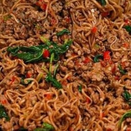 กระเพรามาม่าหมูสับ