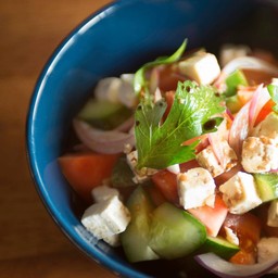 สลัดผักมะเขือเทศกับเฟสต้าชีส