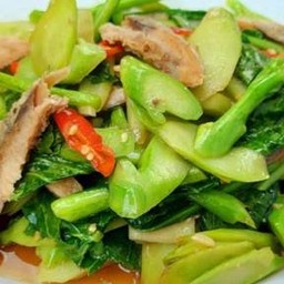 ผัดคะน้าปลาเค็ม กับข้าว