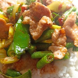 ผัดพริกแกงถั่วหมูชิ้น(กับข้าว)