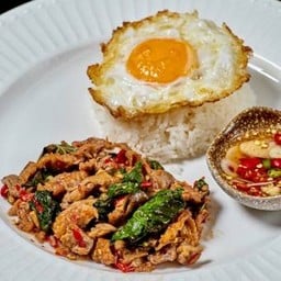 ข้าวกะเพราอกเป็ดรมควัน