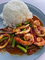 ทะเลผัดพริกแกงราดข้าว+ไข่ดาว