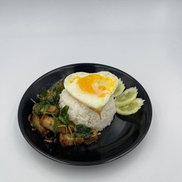 ข้าวกระเพราหมูกรอบ + ไข่ดาว