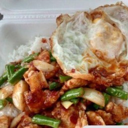 ข้าวพริกแกงไก่+ฟรีไข่ดาว
