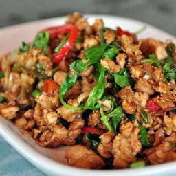 กระเพราไก่สับ(กับข้าว)