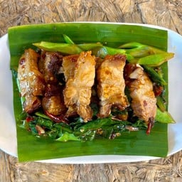 คะน้าหมูกรอบ