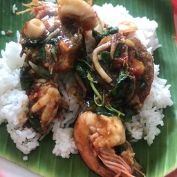 กระเพราทะเลไข่เยี่ยวม้า