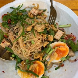 ยำขนมจีนหมูยอไข่ต้ม