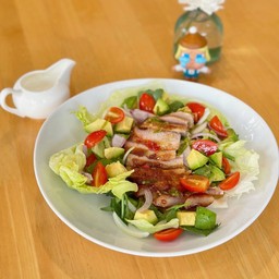 ยำคอหมูย่างอโวคาโด