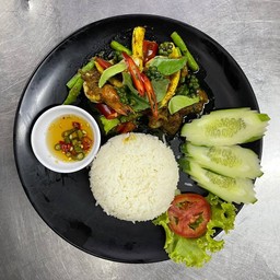 ผัดเครื่องแกงราดข้าว