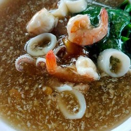 ราดหน้าเส้นใหญ่ กุ้ง หมึก