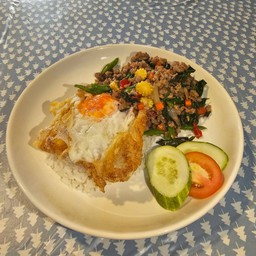 กะเพราหมูไข่ดาว