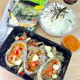 ปูไข่ดองซีอิ๊ว3ตัว ฟรี!! ข้าวญี่ปุ่น+สาหร่ายห่อ