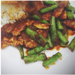 ข้าวราด ผัดพริกแกง