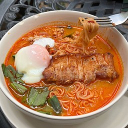 มาม่าต้มยำหมูสามชั้นทอด