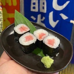 ข้าวห่อสาหร่ายทูน่า (มี 4 ชิ้น)