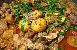 ผัดเผ็ดไก่บ้าน