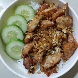 ข้าวหมูทอดกระเทียม