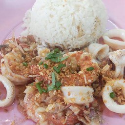 ข้าวปลาหมึกทอดกระเทียม