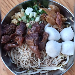 เส้นเล็กแห้งหมูตุ๋นกับลูกชิ้น