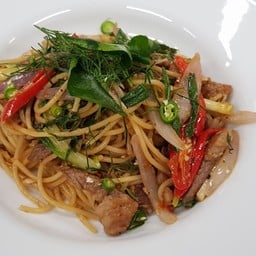 สปาเก็ตตี้เนื้อวัวผัดเครื่องเทศอีสาน