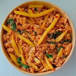 ข้าวราดผัดพริกเเกงหน่อไม้ไก่สับ