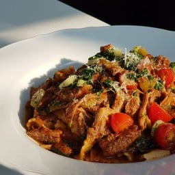 หัวไหล่แกะตุ๋นไวน์แดงและซอสมะเขือเทศ