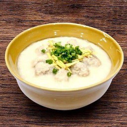 โจ๊กพิเศษ (หมูล้วน) ฟรีหมี่กรอบ+ปลาทังโก๋กรอบ