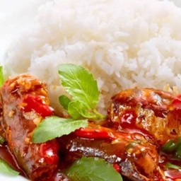 ปลากระป๋องผัดกระเพราราดข้าว