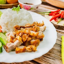 หมูกรอบกระเทียมราดข้าว