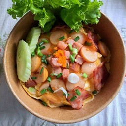 ข้าวไข่ข้น 2สาว (เบคอน+ไส้กรอก)