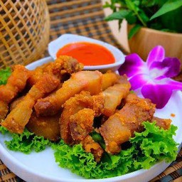 สามชั้นทอดน้ำปลาDeep fried pork belly with fish sauce
