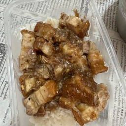 ข้าวหมูกรอบกระเทียม